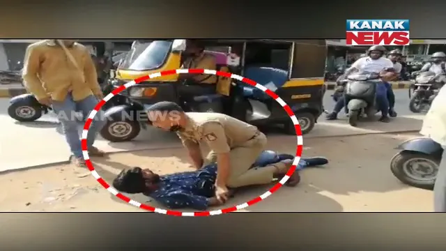 ଆଖି ସାମ୍ନାରେ ମୋବାଇଲ ଚୋରି କରି ଧାଉଁଥିଲା ଚୋର : ସିନେମା ଷ୍ଟାଇଲରେ ରାସ୍ତାରେ ମାଡିବସି କାବୁ କଲା ପୋଲିସ