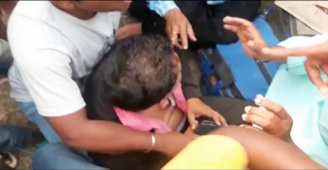 ବାସୁଦେବପୁର ବ୍ଲକ କୁମାରପୁର ପଂଚାୟତରେ ପ୍ରିଜାଇଡିଂ ଅଫିସରକୁ ନିସ୍ତୁକ ମାଡ଼ : ଭୋଟ ବାକ୍ସ ସିଲ୍ ଖୋଲା ଥିବା ଦେଖି ତାତିଲେ ଗ୍ରାମବାସୀ