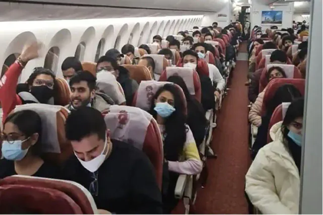 ଯୁଦ୍ଧ ସଂକଟ ଭିତରେ ୟୁକ୍ରେନରୁ ଫେରିଲେ ଭାରତୀୟ : ୨୪୨ ଛାତ୍ରଛାତ୍ରୀଙ୍କୁ ନେଇ ଦିଲ୍ଲୀରେ ପହଂଚିଲା ଏୟାର ଇଣ୍ଡିଆର ସ୍ୱତନ୍ତ୍ର ବିମାନ