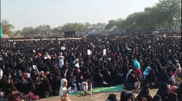 ହିଜାବ ଆମର ଅଧିକାର, ଆମେ କାଢିବୁନି ହିଜାବ । ଅଲିଗଡ ରାସ୍ତାରେ ବୁର୍ଖା ପିନ୍ଧି ବିରୋଧ ପ୍ରଦର୍ଶନ କଲେ ହଜାର ହଜାର ମୁସଲିମ୍ ମହିଳା ।