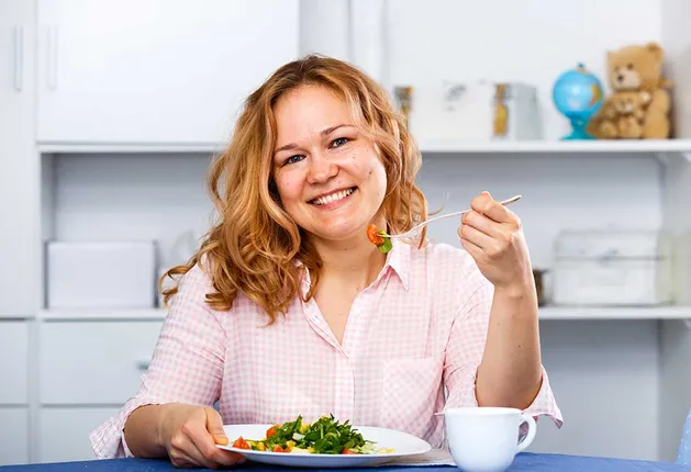 ଓଜନ କମାଇବାକୁ ଚାହୁଁଛନ୍ତି କି? ଦ୍ୱିପହର ଖାଇବାରେ ସାମିଲ କରନ୍ତୁ ଏସବୁ ଖାଦ୍ୟ ।