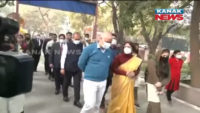 ସଂକ୍ରମଣ ହ୍ରାସ ପରେ ଦିଲ୍ଲୀରେ ଖୋଲିଲା ସ୍କୁଲ । ସ୍ଥିତି ପରିଖିଲେ ଉପମୁଖ୍ୟମନ୍ତ୍ରୀ ମନୀଷ ସିଶୋଦିୟା