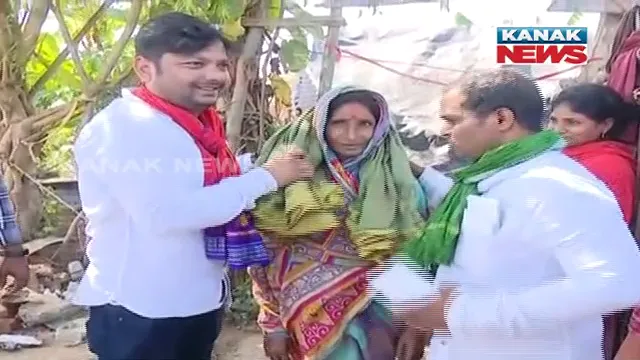 ନିର୍ବାଚନ ଜିତିବାକୁ ପ୍ରାର୍ଥୀଙ୍କ ଅଭିନବ ପ୍ରଚାର । ଗରିବ ଲୋକଙ୍କୁ ବାଣ୍ଟୁଛନ୍ତି ଶାଢୀ ।