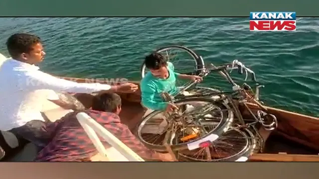 ମଝି ନଦୀରେ ଫସିଲା ଯାତ୍ରୀବାହୀ ଡଙ୍ଗା : ୭ ଜଣଙ୍କୁ ଉଦ୍ଧାର କଲା ବୋଟ୍ ଆମ୍ବୁଲାନ୍ସ