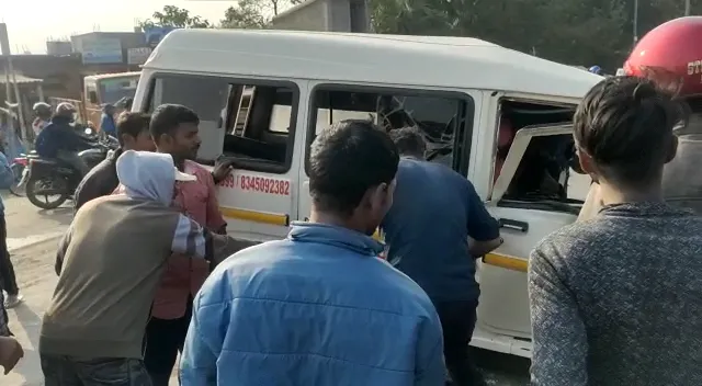 ଆମ୍ବୁଲାନ୍ସ ଓ କଣ୍ଟେନର୍ ମୁହାଁମୁହିଁ ଧକ୍କା । ଆମ୍ବୁଲାନ୍ସ ଚାଳକଙ୍କ ସହ ଦୁଇ ମୃତ, ୪ ଆହତ