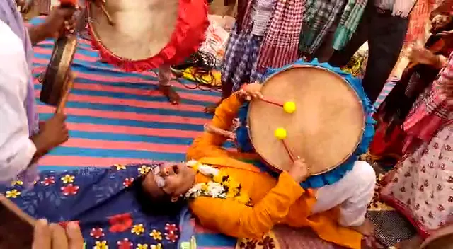 ଓଡ଼ିଶାରେ ନିର୍ବାଚନ ପ୍ରଚାର କରୁଛନ୍ତି ପଶ୍ଚିମବଙ୍ଗ ବିଧାୟକ : ଲୋକଗୀତ ଓ ପାଲା ମାଧ୍ୟମରେ ବଙ୍ଗୀୟ ଗାଁମାନଙ୍କରେ ପ୍ରଚାର