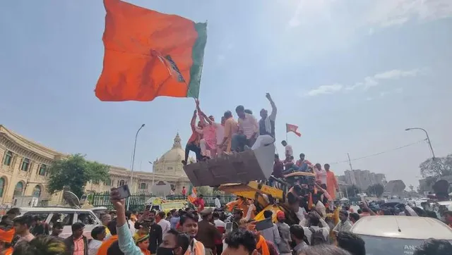 ଲକ୍ଷ୍ନୌରେ ବିଜେପିର ନିଆରା ଶୋଭାଯାତ୍ରା । ବୁଲଡୋଜରରେ ବସି ସହର ପରିକ୍ରମା କଲେ ବିଜେପି କର୍ମୀ ।