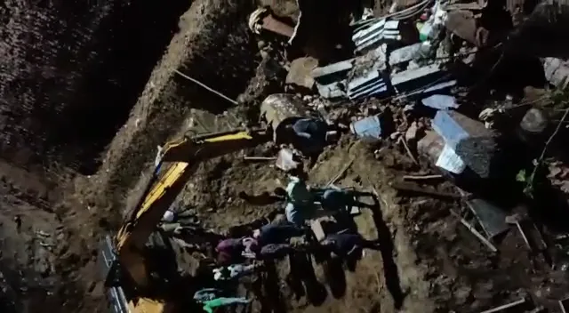 ଛତ୍ରବଜାର ଅର୍ଦ୍ଧନିର୍ମିତ ପୋଲ ନିକଟରୁ ଧସିଲା ମାଟି ଅତଡା । କିଛି ଲୋକ ଆହତ, ଉଦ୍ଧାର କାର୍ଯ୍ୟ ଜାରି