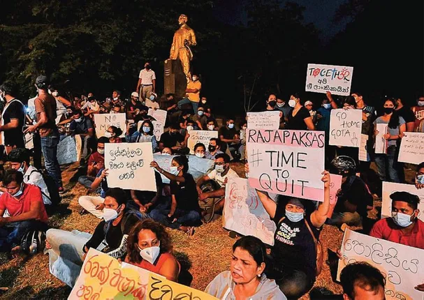 ବିଗୁଡୁଛି ଶ୍ରୀଲଙ୍କାର ଆର୍ଥିକ ପରିସ୍ଥିତି: ରାଷ୍ଟ୍ରପତି ଓ ପ୍ରଧାନମନ୍ତ୍ରୀ ପଦ ଛାଡିବାକୁ ବଢୁଛି ଦାବି 