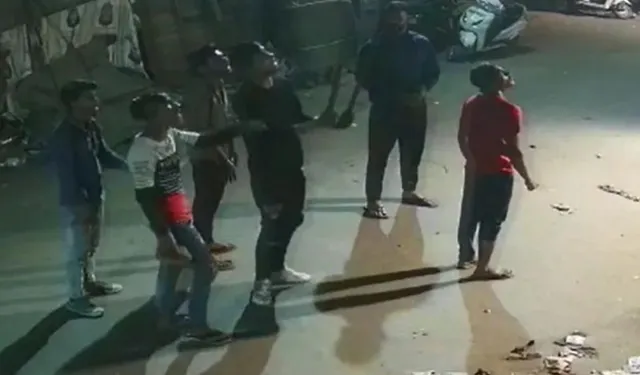 ଜାହାଙ୍ଗିରପୁରୀ ସାମ୍ପ୍ରଦାୟିକ ହିଂସାର ଖୋଲୁଛି ଗୁମର: ପୋଲିସ ହାତରେ ଲାଗିଲା ଦଙ୍ଗା ପୂର୍ବ ରାତିର ସିସିଟିଭି ଫୁଟେଜ୍