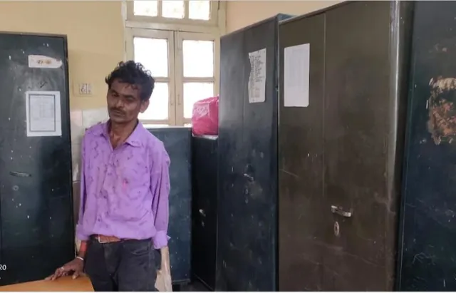 କୋଟିପତି ଝାଡୁଦାର । ୧୦ ବର୍ଷ ହେଲାଣି ଉଠାଉନାହାଁନ୍ତି ଦରମା, ଅଜବ ଢଙ୍ଗରେ ଚଳାଉଛନ୍ତି ପରିବାର ।