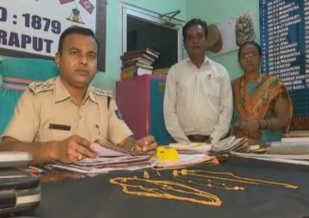 ହଜିଲା ସୁନା ଫେରାଇଲା ପୋଲିସ । ୩ ବର୍ଷ ପରେ ସୁନା ପାଇ ଖୁସି ପ୍ରକଟ କଲେ ଇନ୍ଦୁମତି, କହିଲେ ପୋଲିସ କରିଛି ପୁଅର କର୍ତବ୍ୟ