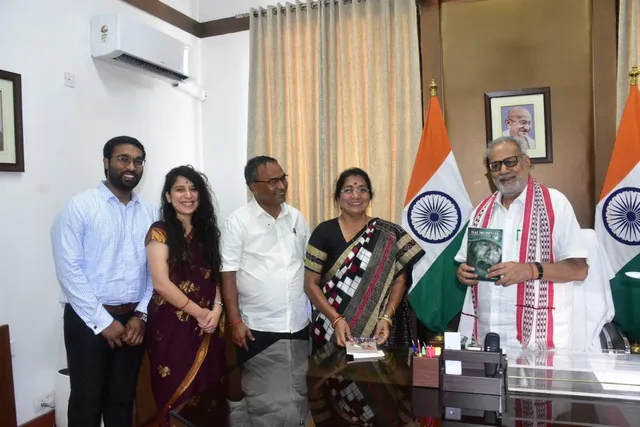 ଓଡ଼ିଆ ପୁସ୍ତକ "ଏକ ଅକିଞ୍ଚନର ଅନୁଭୂତି"ର ଇଂରାଜୀ ଅନୁବାଦ "ସାଇ ମିଉଜିଂସ" ରାଜ୍ୟପାଳଙ୍କୁ ଅର୍ପଣ