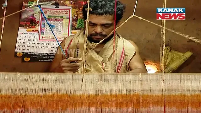 ଜଗନ୍ନାଥଙ୍କ ସେବା ଆଗରେ ଶରୀର ପୀଡ଼ା ତୁଚ୍ଛ: ଦିବ୍ୟାଙ୍ଗ ହୋଇ ବି ବୁଣୁଛନ୍ତି ଗୀତ ଗୋବିନ୍ଦ ପାଟ