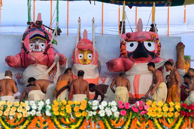ସ୍ନାନ ମଣ୍ଡପରେ ମହାପ୍ରଭୁଙ୍କ ସ୍ନାନ ଉତ୍ସବ । ୧୦୮ ଗରା ସୁବାସିତ ଜଳରେ ସ୍ନାନ କରନ୍ତି ଶ୍ରୀଜିଉ