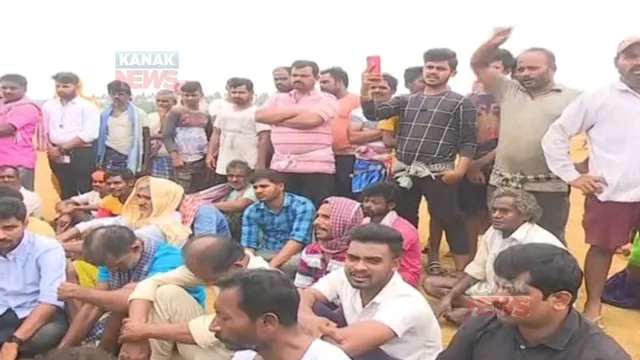 ଟାଟା ଫଟିଲାଇଜର ପ୍ରକଳ୍ପ ଆଗରେ ୪ ଦିନ ହେଲା ଚାଲିଛି ଆନ୍ଦୋଳନ । ନିଯୁକ୍ତି ଦାବିରେ ଆନ୍ଦୋଳନ କରୁଛନ୍ତି ଲୋକ ।