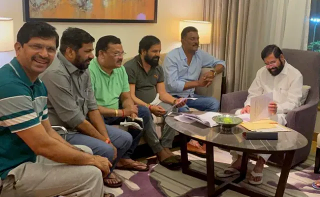 ସରକାର ବଞ୍ଚାଇବାକୁ ଏମଭିଏ ମେଣ୍ଟର ପ୍ରୟାସ । ଏକନାଥ ସିନ୍ଦେଙ୍କୁ ମୁଖ୍ୟମନ୍ତ୍ରୀ କରିବାକୁ କଂଗ୍ରେସ ଓ ଏନସିପିର ପ୍ରସ୍ତାବ