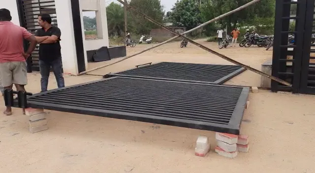 ଘରୋଇ ସ୍କୁଲରେ ଅଘଟଣ : ମୁଖ୍ୟ ଫାଟକ ପଡ଼ି ୨ଜଣଙ୍କର ମୃତ୍ୟୁ