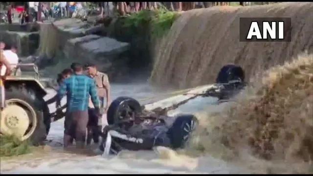 ବନ୍ୟା ଜଳରେ କାର ସହ ଭାସିଗଲେ ଯାତ୍ରୀ । ୯ ମୃତ , ଅଳ୍ପକେ ବଞ୍ଚିଲା ଦୁଇ ଜୀବନ