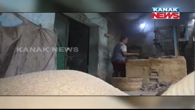 ଚୁଡ଼ା, ମୁଢି ଓ ଲିଆ ପ୍ୟାକେଟ୍ ଉପରେ ଜିଏସଟି ଲାଗିବା ପରେ ବ୍ୟବସାୟ ପ୍ରଭାବିତ। ଅଧିକା ଦାମ୍ ଦେଇ ମୁଢି କିଣିବାକୁ ନାପସନ୍ଦ କରୁଛନ୍ତି ଗ୍ରାହକ। 