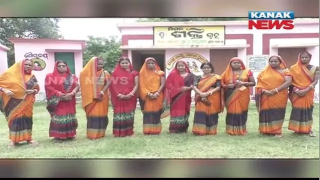 ସ୍ୱୟଂସହାୟକ ଗୋଷ୍ଠୀ ମହିଳାଙ୍କ ସଫଳ ବ୍ୟବସାୟ। କପଡ଼ା ସିଲେଇ ଓ ଶାଳପତ୍ରରେ ଠୁଙ୍ଗା ତିଆରି କରି କରୁଛନ୍ତି ବିକ୍ରୟ।