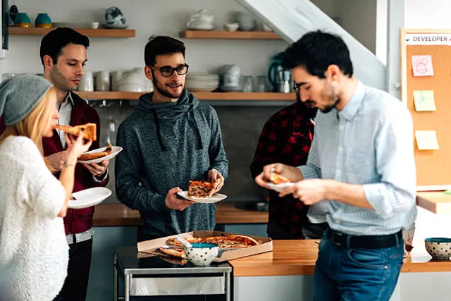 ଠିଆ ହୋଇ ଖାଉଥିଲେ ସାବଧାନ ! ହୋଇପାରେ ଏହି ସବୁ ଗୁରୁତର ସମସ୍ୟା