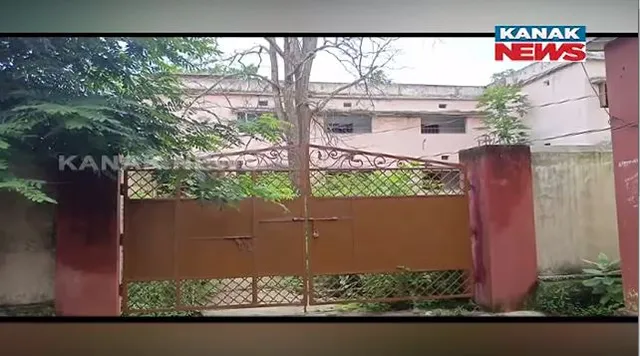 ମୋହନାରେ ଭୂତକୋଠି ପାଲଟିଛି ଛାତ୍ରୀନିବାସ। ନିମ୍ନମାନର ନିର୍ମାଣ ଯୋଗୁଁ ସୁରକ୍ଷିତ ମଣୁନାହାନ୍ତି ଆଦିବାସୀ ଛାତ୍ରୀ।