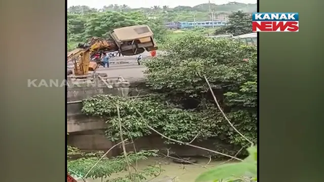 କେନାଲରୁ ଟ୍ରକକୁ ଉଠାଇବାକୁ ଖସିପଡିଲା କ୍ରେନ: ଅଳ୍ପକେ ବର୍ତ୍ତିଗଲେ କ୍ରେନ ଅପରେଟର