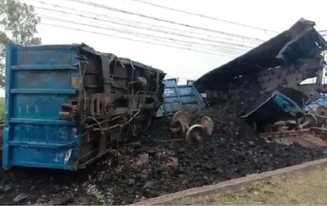 ଦିଲ୍ଲୀ-ରୋହତକ୍ ରେଳ ଲାଇନରେ ଦୁର୍ଘଟଣା । ଖରାୱଡ ଷ୍ଟେସନରେ ଲେଉଟିଲା ମାଲବାହୀ ଟ୍ରେନ୍