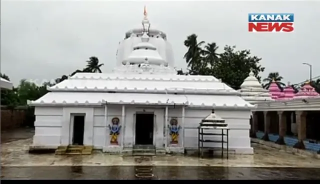 ବର୍ଷାରେ ବୁଡିଲା ଅଲାରନାଥ ମନ୍ଦିରର ବେଢା। ପାଣି ନିଷ୍କାସନ ପାଇଁ ରଖାଯାଇଥିବା ମୋଟର ଅକାମି।