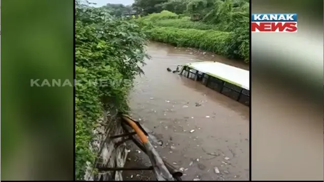 ପ୍ରବଳ ବର୍ଷାରେ ଜଟଣୀରେ ବୁଡିଲା ମୋ ବସ। ପହଁରି ପହଁରି ବର୍ତ୍ତିଲେ ବସଯାତ୍ରୀ।