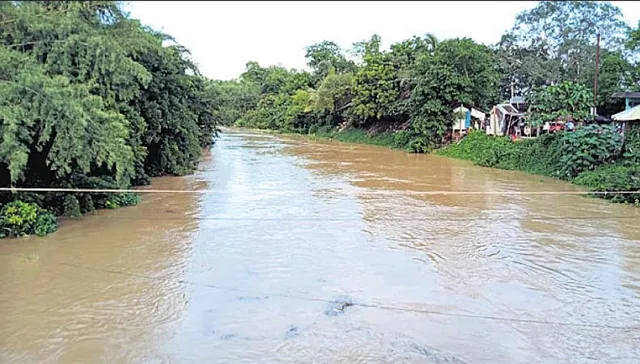 ବିପଦ ସଙ୍କେତ ଉପରେ ଜଳକା ଜଳସ୍ତର : ନଦୀବନ୍ଧ ଦୁର୍ବଳ ଥିବାରୁ ଚିନ୍ତାରେ ନଦୀକୂଳବାସୀ