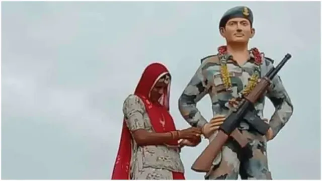 ଶହୀଦ ଭାଇର ପ୍ରତିମୂର୍ତ୍ତିରେ ରାକ୍ଷୀ ବାନ୍ଧିଲେ ଭଉଣୀ । ୫ ବର୍ଷ ପୂର୍ବେ ଜମ୍ମୁ-କାଶ୍ମୀରରେ ଭାଇ ହୋଇଥିଲେ ଶହୀଦ, ଦୃଶ୍ୟ ଆପଣଙ୍କୁ ଭାବୁକ କରିଦେବ ।