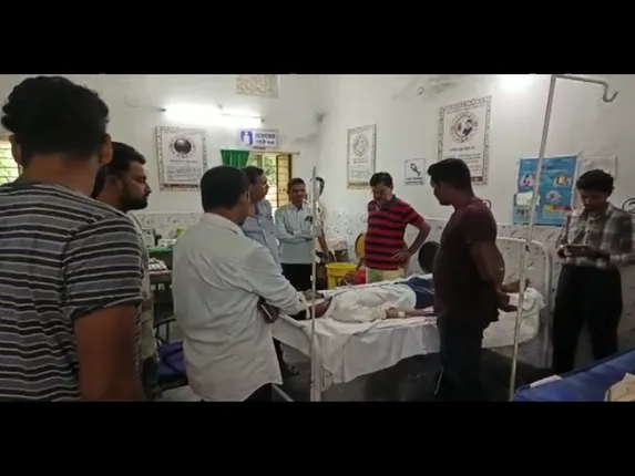 ତହସିଲଦାରଙ୍କୁ ମାଡ ମାରି ଲହୁଲୁହାଣ କଲେ ଗ୍ରାମବାସୀ: ଦେଶୀ ମଦ ରନ୍ଧା ଚାଲିଥିବାବେଳେ ଚଢାଉ କରିବାରୁ ଆକ୍ରମଣ