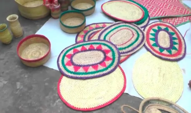 କୃଷ୍ଣପ୍ରସାଦ ଅଂଚଳର ତାଳପତ୍ର ଶିଳ୍ପୀଙ୍କ ନିଆରା କଳାକୃତି: ତାଳପତ୍ରରେ ତିଆରି କରୁଛନ୍ତି ଫୁଲତୋଡ଼ା, ଜୁଏଲାରୀ ବକ୍ସ ଓ ଫୁଲଦାନୀ