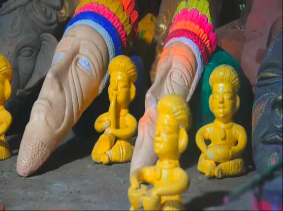 ମନମୋହୁଛି ମାଟି କାରିଗରଙ୍କ ନିଖୁଣ କଳାକୃତି: ୨୦ ବର୍ଷ ହେଲା ଏହି ବୃତିକୁ ଅପଣାଇଛନ୍ତି ପିପିଲିର କାଶୀନାଥଙ୍କ ପରିବାର