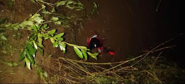 ନାଳରେ ବାଇକ ସହ ଭାସିଗରେ ଦମ୍ପତି : ବଞ୍ଚିଗଲେ ସ୍ୱାମୀ, ପତ୍ନୀଙ୍କ ମୃତଦେହ ଉଦ୍ଧାର