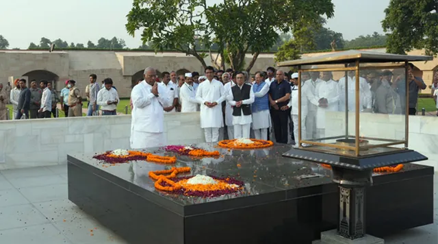 ଦାୟିତ୍ୱ ନେବେ ମଲ୍ଲିକାର୍ଜୁନ ଖଡଗେ : ରାଜଘାଟ ଯାଇ ବାପୁଙ୍କୁ ଦେଲେ ଶ୍ରଦ୍ଧାଞ୍ଜଳି