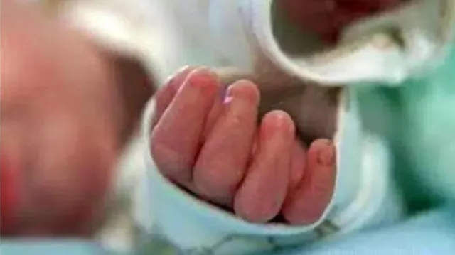 ନା ଠିକ୍ ଚିକିତ୍ସା ନା ଆମ୍ବୁଲାନ୍ସ... ବାଇକ୍ ଡିକିରେ ପୁଅର ଶବକୁ ନେଇ ଜିଲ୍ଲାପାଳଙ୍କ ପାଖରେ ପହଞ୍ଚିଲେ ବ୍ୟକ୍ତି