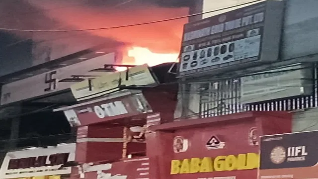 ବାଣ ଫୁଟି କଟକ ନୟାସଡ଼କରେ ଅଗ୍ନିକାଣ୍ଡ : ହୁ ହୁ ହୋଇ ଜଳିଗଲା ଦୋକାନ