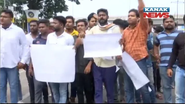 ମଞ୍ଚେଶ୍ୱର ଥାନା ଅଧିକାରୀଙ୍କ ମାତ୍ରାଧିକ କାର୍ଯ୍ୟାନୁଷ୍ଠାନ ଅଭିଯୋଗରେ ଛାତ୍ର କଂଗ୍ରେସର ବିକ୍ଷୋଭ। ଡିସିପି ଅଫିସ ଘେରିଲେ ଶତାଧିକ ଛାତ୍ର କଂଗ୍ରେସ କର୍ମୀ।