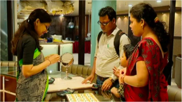 କାଲି ଧନତେରାସ ପାଇଁ ସୁନା ଦୋକାନୀଙ୍କ ଲୋଭନୀୟ ଅଫର ବର୍ଷା: ସୁନା କିଣିବା ପାଇଁ ଲୋକଙ୍କ ମଧ୍ୟରେ ବଢୁଛି ଆଗ୍ରହ