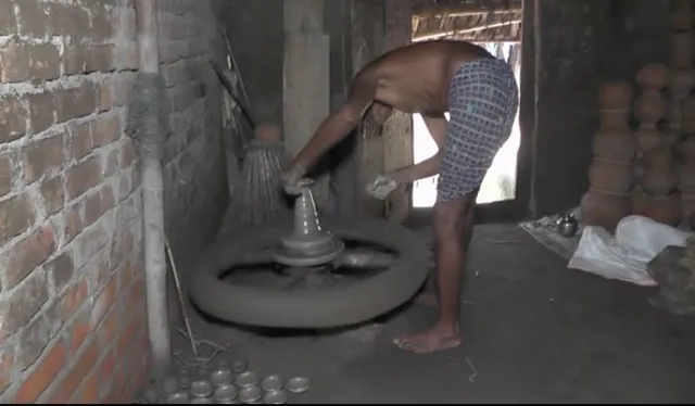 ଦୀପାବଳି ପାଇଁ ଚଳଚଞ୍ଚଳ ପୁରୀର କୁମ୍ପୁରି ଗାଁ। ଘରେ ଘରେ ପ୍ରସ୍ତୁତ କରାଯାଉଛି ମାଟି ଦୀପ। 