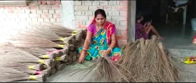 ଗୌତମଙ୍କ ସଂଘର୍ଷର କାହାଣୀ, ଝାଡୁ ପ୍ରସ୍ତୁତ କରି ନିଜ ସହ ଅନ୍ୟ ୨୦ ଜଣଙ୍କୁ ଦେଉଛନ୍ତି ରୋଜଗାର