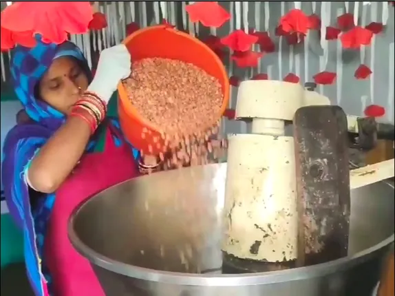 ମହିଳାଙ୍କୁ ସଶକ୍ତ କରୁଛି ମିଶନ ଶକ୍ତି , ତେଲ ଉତ୍ପାଦନ ୟୁନିଟ୍ ବସାଇ ଚଳାଉଛନ୍ତି ପରିବାର