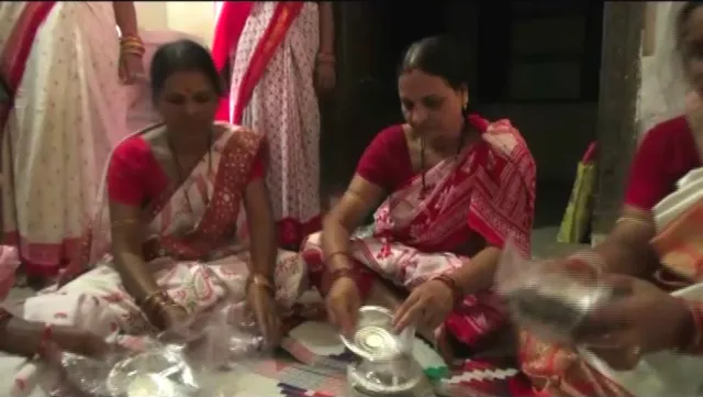 ନିମାପଡ଼ାରେ ଏସଏଚଜି ମହିଳାଙ୍କ ନିଆରା ଉଦ୍ୟମ । ପେପର ପ୍ଲେଟ୍ ଓ ପେପର ଗିନା ପ୍ରସ୍ତୁତ କରି ସ୍ୱାବଲମ୍ବୀ ହେଉଛନ୍ତି ମହିଳା