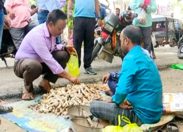 କାର୍ତିକରେ ଶ୍ରାବଣ ଛତୁ । ଗ୍ରାହକଙ୍କ ପାଇଁ ସାଜିଛି ଆକର୍ଷଣ