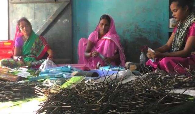 କେନ୍ଦ୍ରାପଡ଼ା ମହିଳାଙ୍କୁ ଆତ୍ମନିର୍ଭର କରୁଛି ଧୂପକାଠି ଓ ଫିନାଇଲ ବ୍ୟବସାୟ । କଟକରୁ କଂଚାମାଲ ଆଣି ଗାଁରେ ପ୍ରସ୍ତୁତ କରୁଛନ୍ତି ସୁଗନ୍ଧିତ ଧୂପ