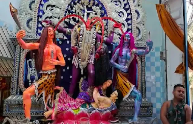 ବାଖରାବାଦରେ ପୂଜା ପାଉଛନ୍ତି ମାଆ ଛିନ୍ନମସ୍ତା। ଚାନ୍ଦି ମେଢ ସହ ସୁନା ମୁକୁଟରେ ଦର୍ଶନ ଦେଉଛନ୍ତି ଛିନ୍ନମସ୍ତା ଦେବୀ।