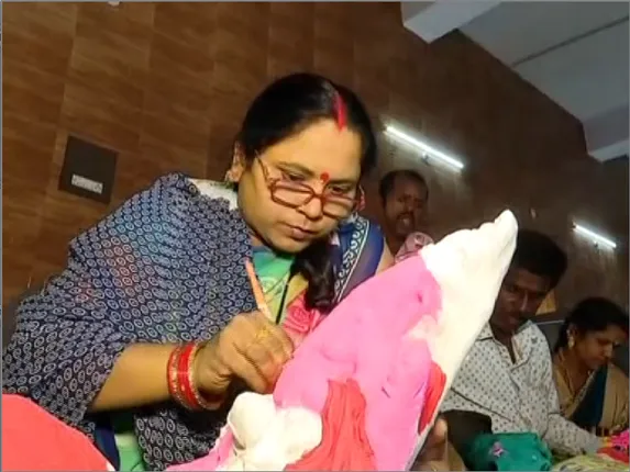 ଦୟନୀୟ ସ୍ଥିତିରେ କଳାକାର । ଭତ୍ତା ପାଇବା ପାଇଁ ଦେଉଛନ୍ତି ପରୀକ୍ଷା ।